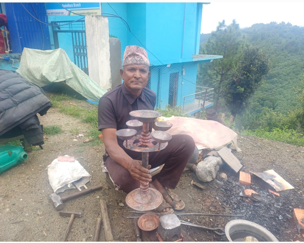 डडेल्धुराका नारायणको आरन, जहाँ हरेक चोटसँग छन कथा र व्यथा