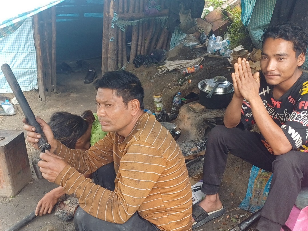 डडेल्धुराको सल्लेरी जंगलमा खोटो निकाल्दै विदेश जाने सपना बुन्दै चार युवाहरु