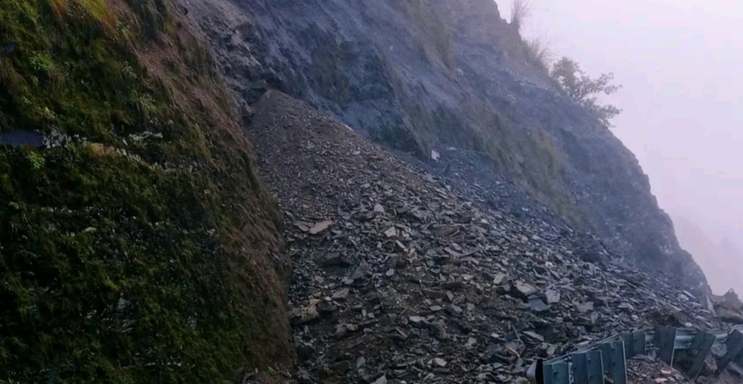 पहिराेले जयपृथ्वी राजमार्ग अवरुद्ध,सवारी तथा यात्रुहरू बाटोमै अलपत्र