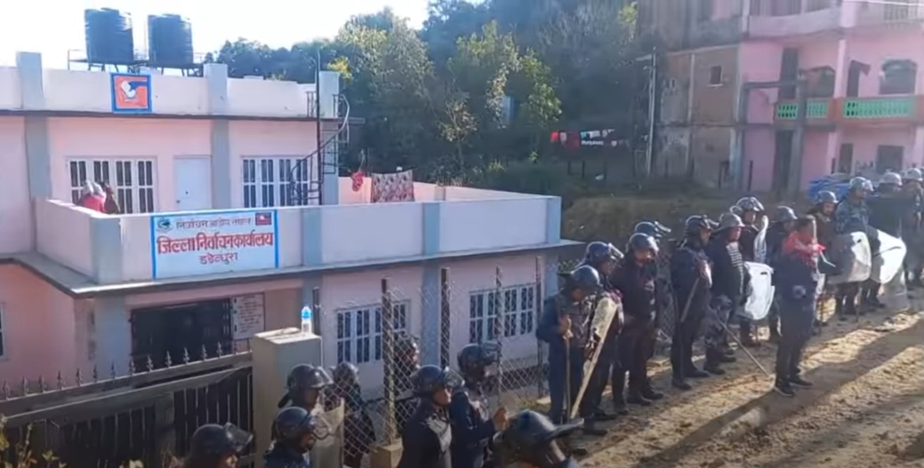 देउवालाई आधिकारिकता नदिएको विरोधमा डडेल्धुरामा निर्वाचन कार्यालय घेराउ
