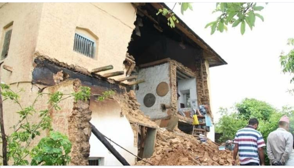 डोटिमा घर भत्किँदा एकै घरका ४ जनाको मृत्यु