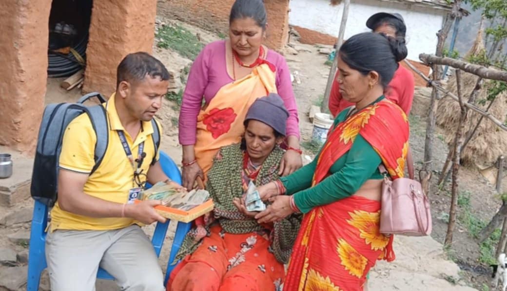 मजदुर दिवसको अवसरमा सायलमा कमला बोगटीलाई कृया खर्च हस्तान्तरण