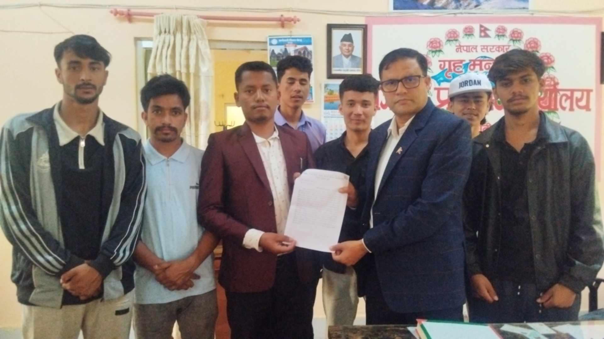 डोटीका स्थानीय समस्याहरूको बारेमा प्रमुख जिल्ला अधिकारीको ध्यानाकर