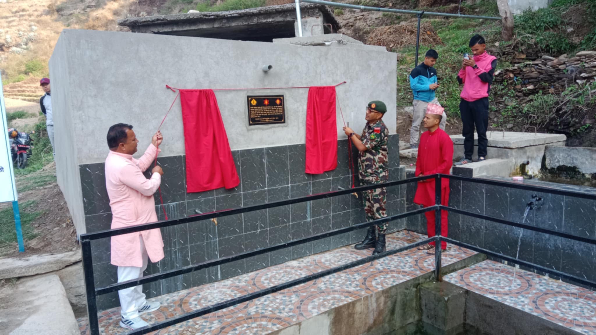 नेपाली सेना द्वारा धारा र पानी ट्याङ्कि निर्माण।