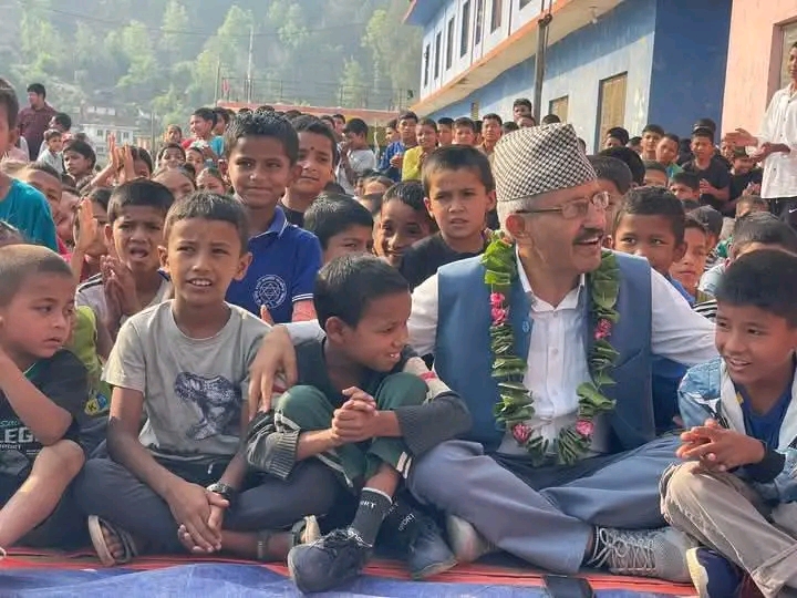 पुर्व शिक्षा मन्त्री पोखरेलद्वारा सहिद स्मृति विद्यालय डोटीका शिक्षक विद्यार्थी सँग छलफल अन्तरक्रिया