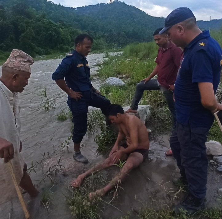 डडेल्धुरामा रंगुन नदिले बगाउँदै गरेको अवस्थामा युवाको सकुशल उद्धार