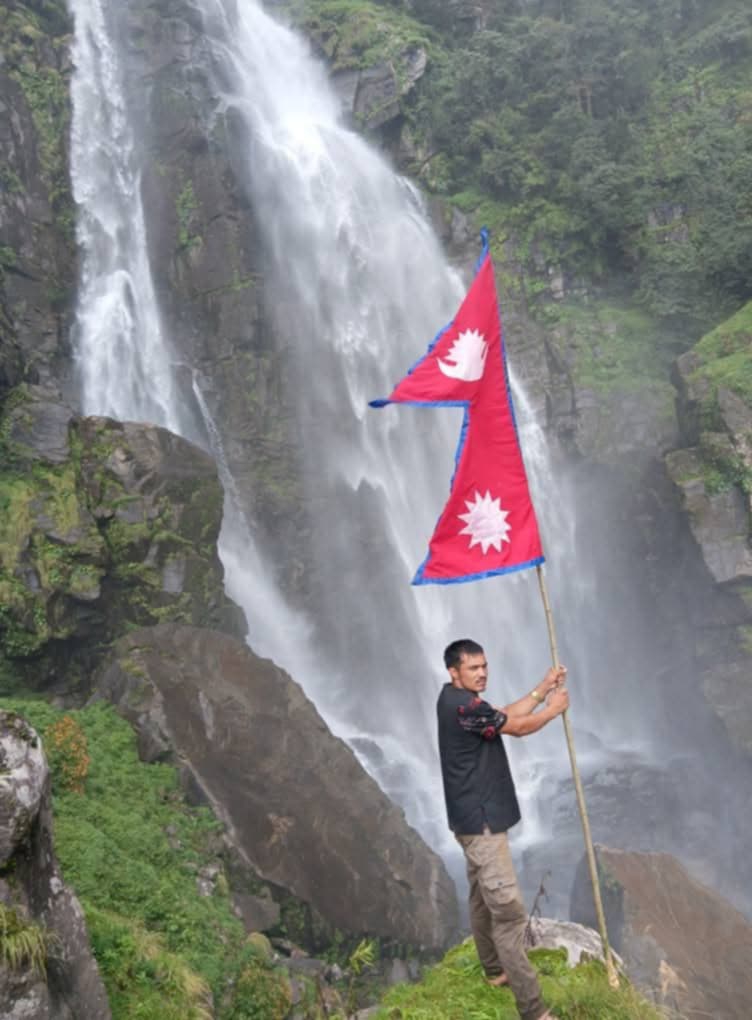 भेल्छडा झरनामा राष्ट्रिय झण्डा फहराउँदै युवाहरुको साहसिक यात्रा
