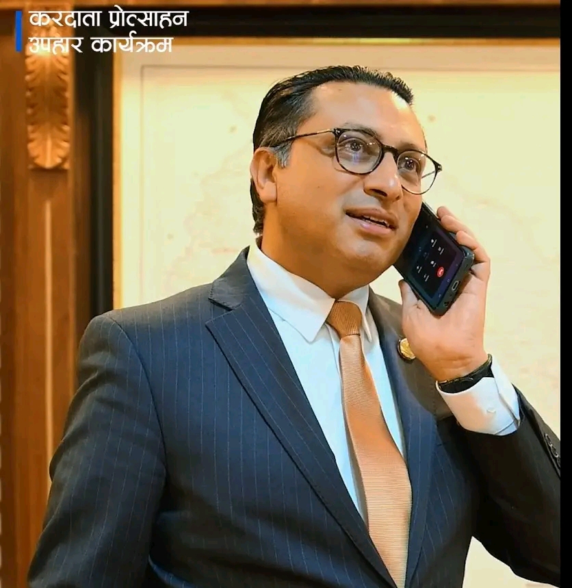 ​२५० रुपैयाँको सामान किन्दा कञ्चनपुरका हेमराजलाई १० लाखको उपहार, अर्थमन्त्रीद्वारा बधाई