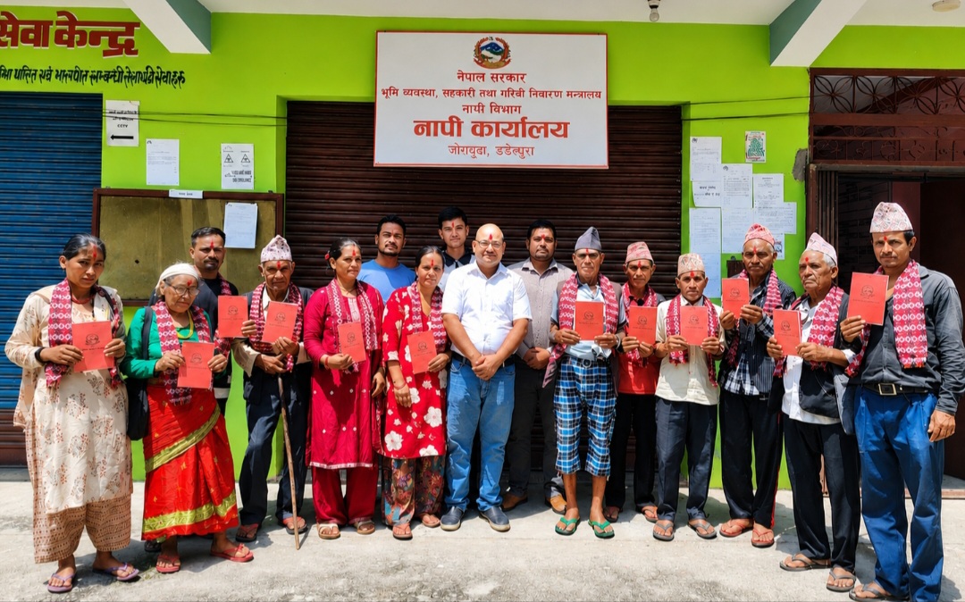 ​नापनक्सा भएको ३८ वर्षपछि डडेल्धुराका सुकुम्बासीले पाए जग्गाको स्वामित्व