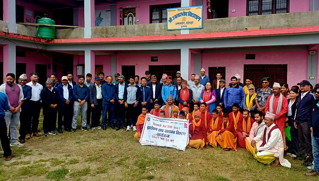 डडेल्धुरामा २२औं निजामती सेवा दिवस : रक्तदान, खाद्यान्न वितरण र वृक्षारोपण कार्यक्रम सम्पन्न