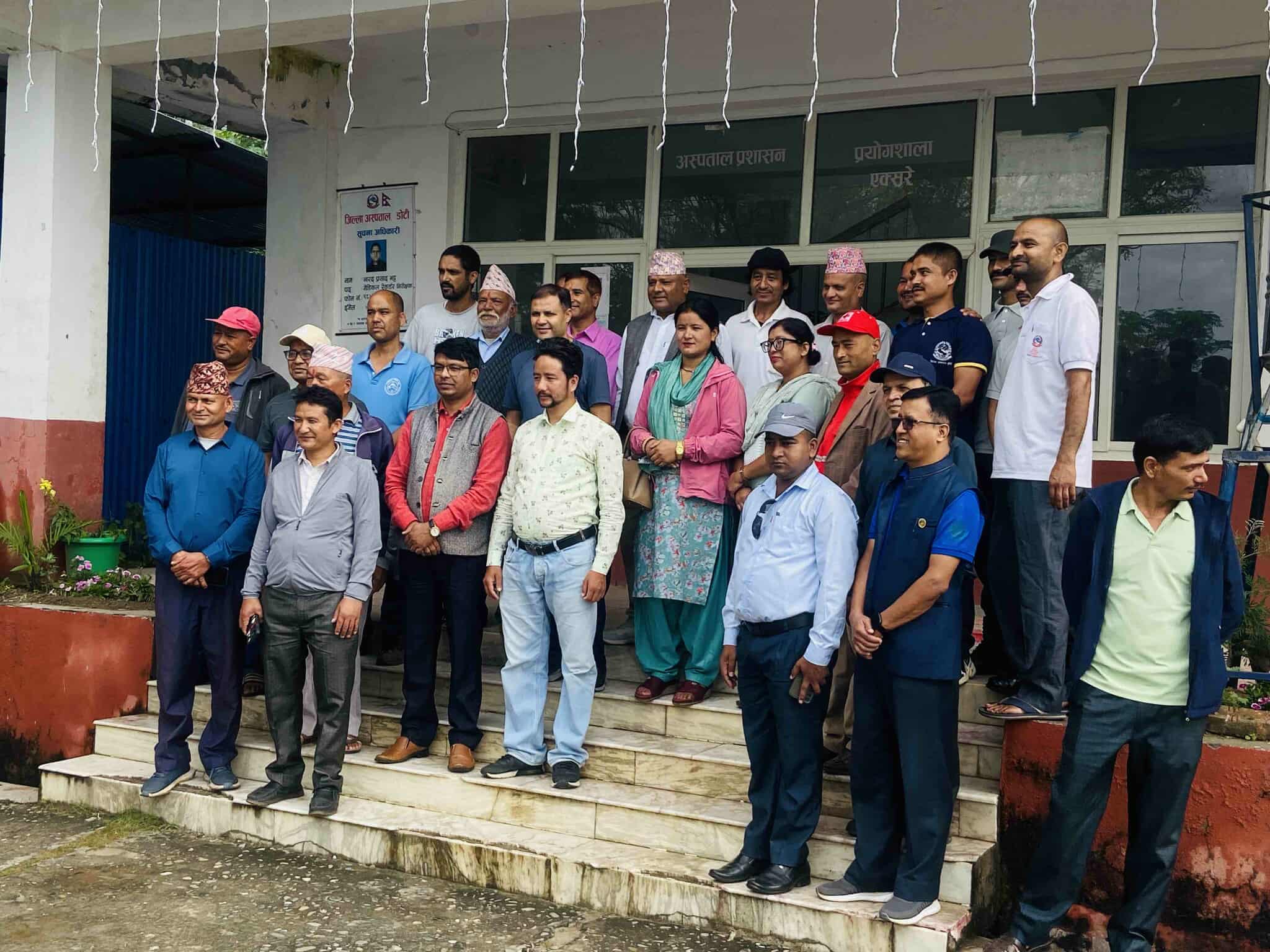 संविधान दिवसको अवसरमा डोटी अस्पतालमा बिरामीलाई फलफूल वितरण