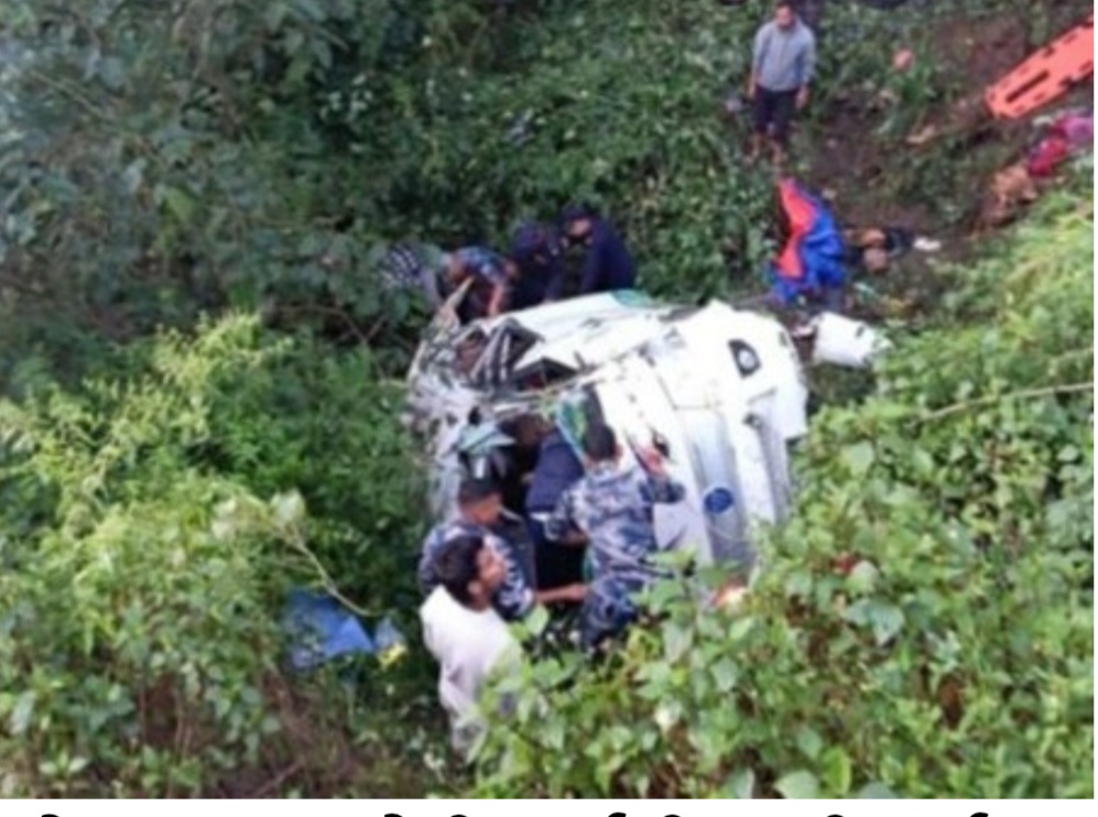 डोटीको गोल्डेनमा इभी दुर्घटना : एकको मृत्यु, १८ घाइते