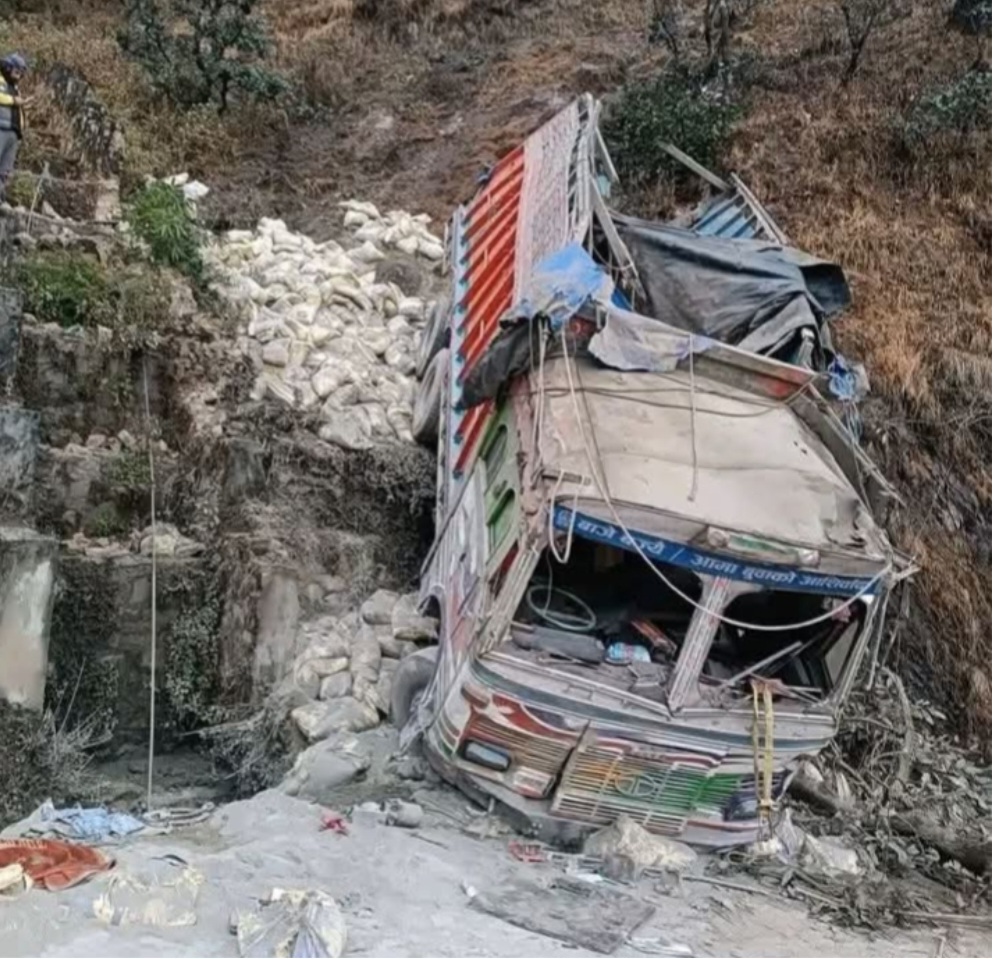 बैतडीको झ्याउलेक मोडमा ट्रक दुर्घटना, चालकसहित चार जना घाइते