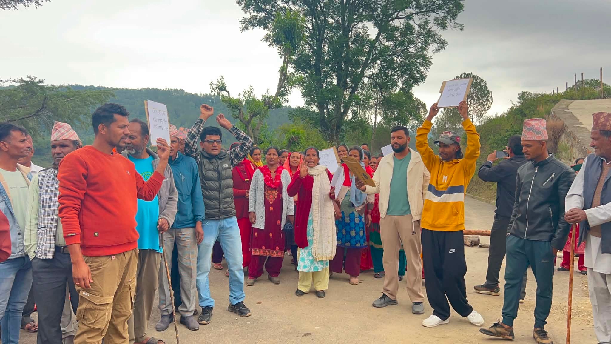 अमरगढी फोहोर विवाद: निर्माण स्थलमा तनाव, वडा कार्यालय तालाबन्द
