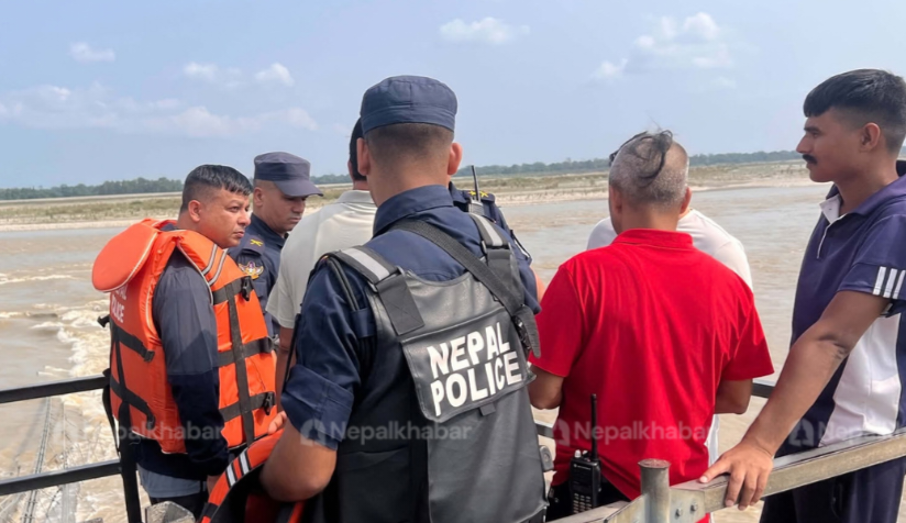 चुँडिएको झोलुङ्गे पुलम ईन्टरनेटको तार तान्दा सशस्त्रका असई बेपत्ता