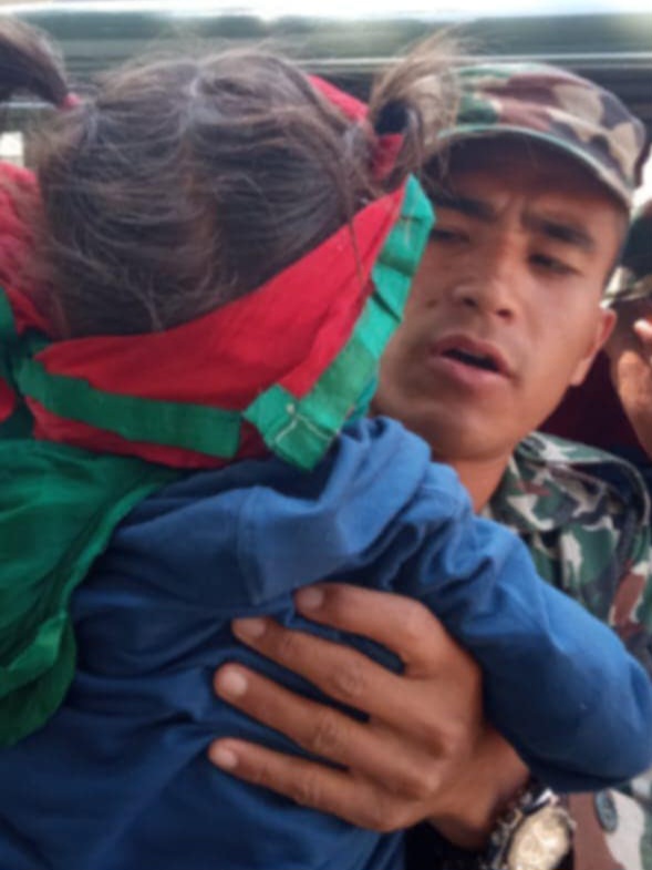 डोटिमा भएको जिप दुर्घटनामा घाईते भएकाहरुको नेपाली सेना द्वारा उद्धार