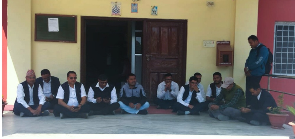 सुदूरपश्चिममा लेखा समूहका कर्मचारीहरु द्वारा मुख्यमन्त्री कार्यालयमा धर्ना