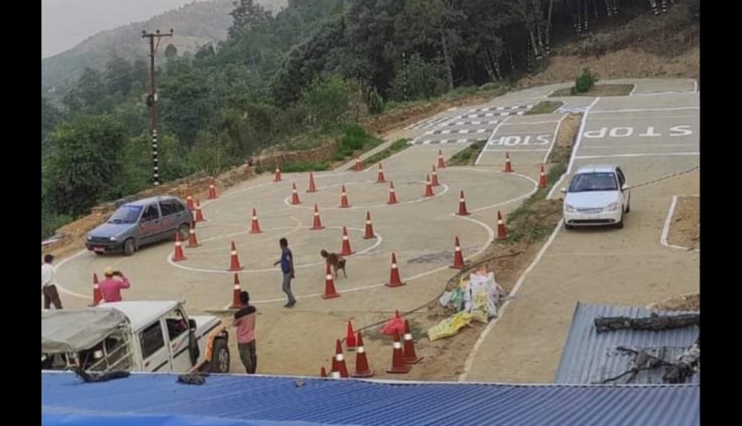 नवजीवन अस्पतालद्वारा उग्रतारा ड्राइभिङ सेन्टर डडेल्धुरालाई ट्राफिक पोलहरु हस्तान्तरण