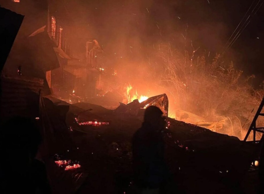 अछामको जयगढमा आगलागीमा १२ घर र १७ पसल जलेर नष्ट