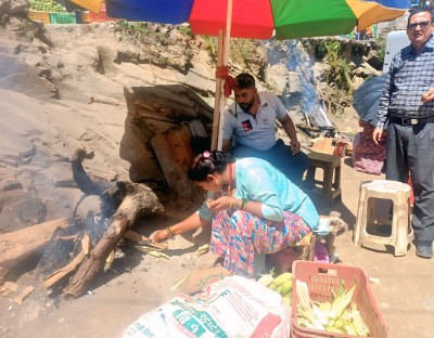 भिमदत्त चोकको सडक छेउमा चुल्हो – टिकेश्वरीको संघर्षको कथा