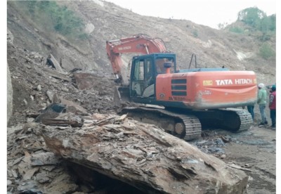 केआईसिंह र भीमदत्त राजमार्ग अवरुद्ध हुँदा यात्रु अलपत्र