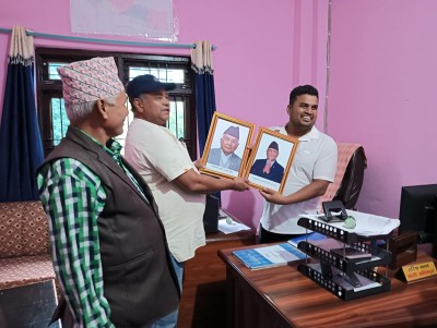 नापी र मालपोत कार्यालयलाई माओवादी केन्द्र परशुरामले राष्ट्रपती–प्रधानमन्त्रीको फोटो हस्तान्तरण
