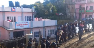 देउवालाई आधिकारिकता नदिएको विरोधमा डडेल्धुरामा निर्वाचन कार्यालय घेराउ