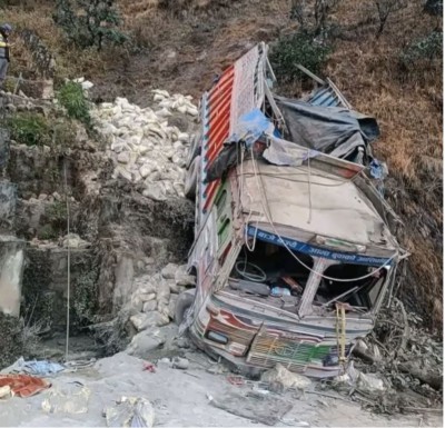 बैतडीको झ्याउलेक मोडमा ट्रक दुर्घटना, चालकसहित चार जना घाइते