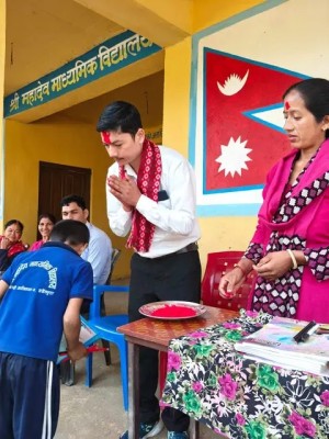 युवा व्यावसायि ओलीद्वारा आलितालका विद्यार्थीलाई शैक्षिक सामाग्री हस्तान्तरण