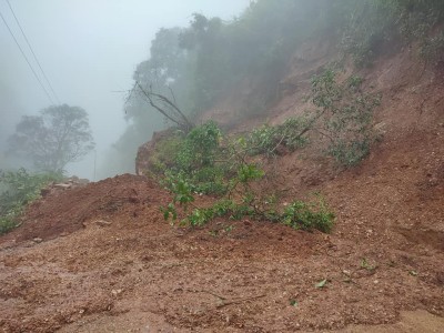 बैतडी र दार्चुलामा पहिरोले राजमार्ग अबरुद्ध