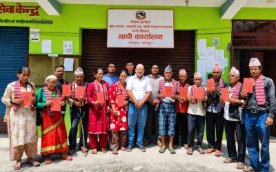 ​नापनक्सा भएको ३८ वर्षपछि डडेल्धुराका सुकुम्बासीले पाए जग्गाको स्वामित्व