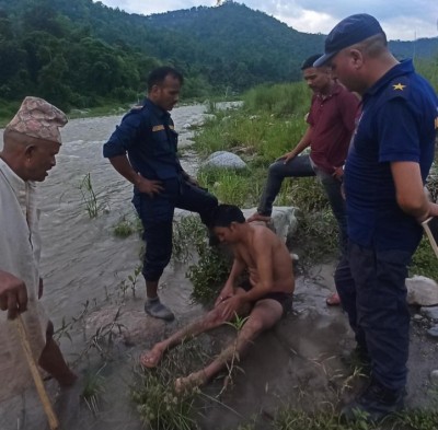 डडेल्धुरामा रंगुन नदिले बगाउँदै गरेको अवस्थामा युवाको सकुशल उद्धार