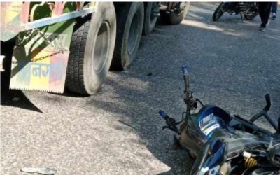 डोटीको बुडरमा मोटरसाइकल र ट्रक ठोक्किदा एक जना घाइते