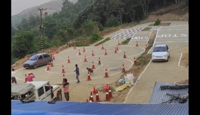 नवजीवन अस्पतालद्वारा उग्रतारा ड्राइभिङ सेन्टर डडेल्धुरालाई ट्राफिक पोलहरु हस्तान्तरण