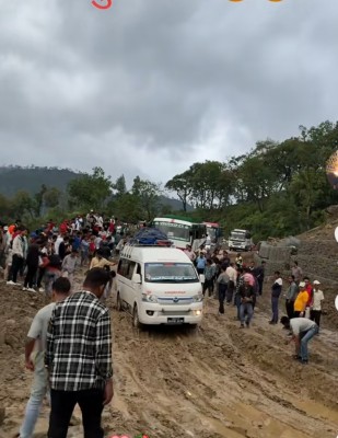 बुढितोलामा १०० मिटरको बाटो तीन वर्षसम्म पनि बनेन : यात्रु र सवारी चालकलाई सास्ती