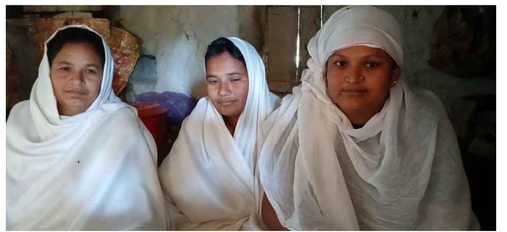 डडेल्धुरा परशुरामका यी तीन दिदीबहिनी बसेका छन् आमाको किरिया