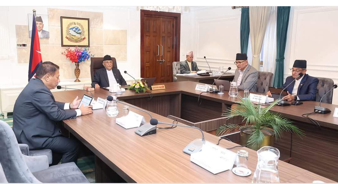 बिरामी छु भनेर संसदमा जवाफ दिन नगएका प्रधानमन्त्री दिनभरी देउवासँग छलफलमा