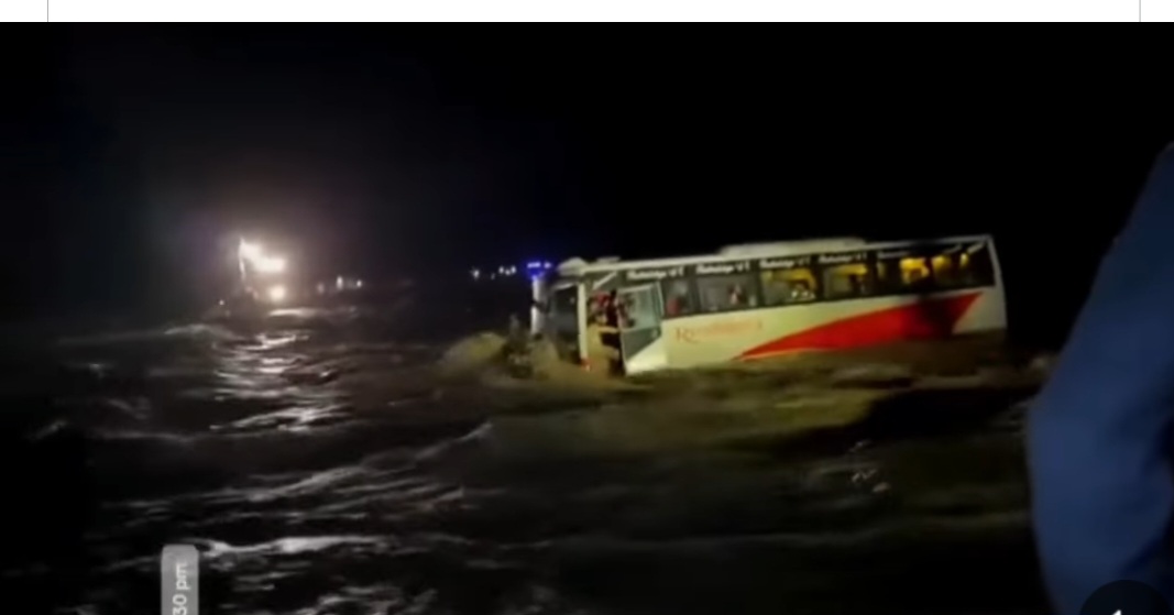 मध्यराती बाढीले यात्रुबाहक बस बगायो