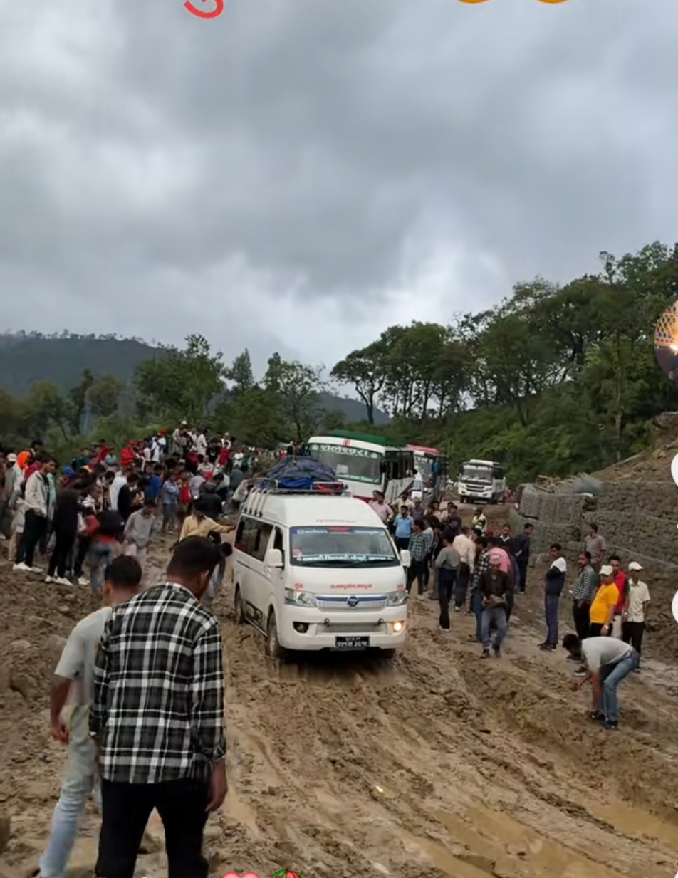 बुढितोलामा १०० मिटरको बाटो तीन वर्षसम्म पनि बनेन : यात्रु र सवारी चालकलाई सास्ती