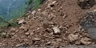 अविरल वर्षापछि पहिरोले सुदूरपश्चिमका यी जिल्लामा राजमार्ग अवरुद्ध