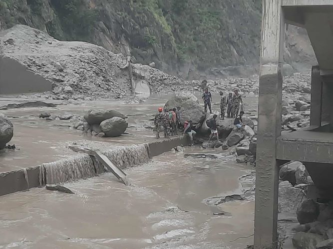 ल्हेन्दे खोला बाढी: उद्धारमा तीव्रता, ५७ जना सकुशल निकालिए, १८ अझै बेपत्ता